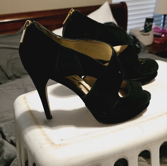 Michael Kors black heels. Gold zipper. Size 8 - Picture 2 of 4